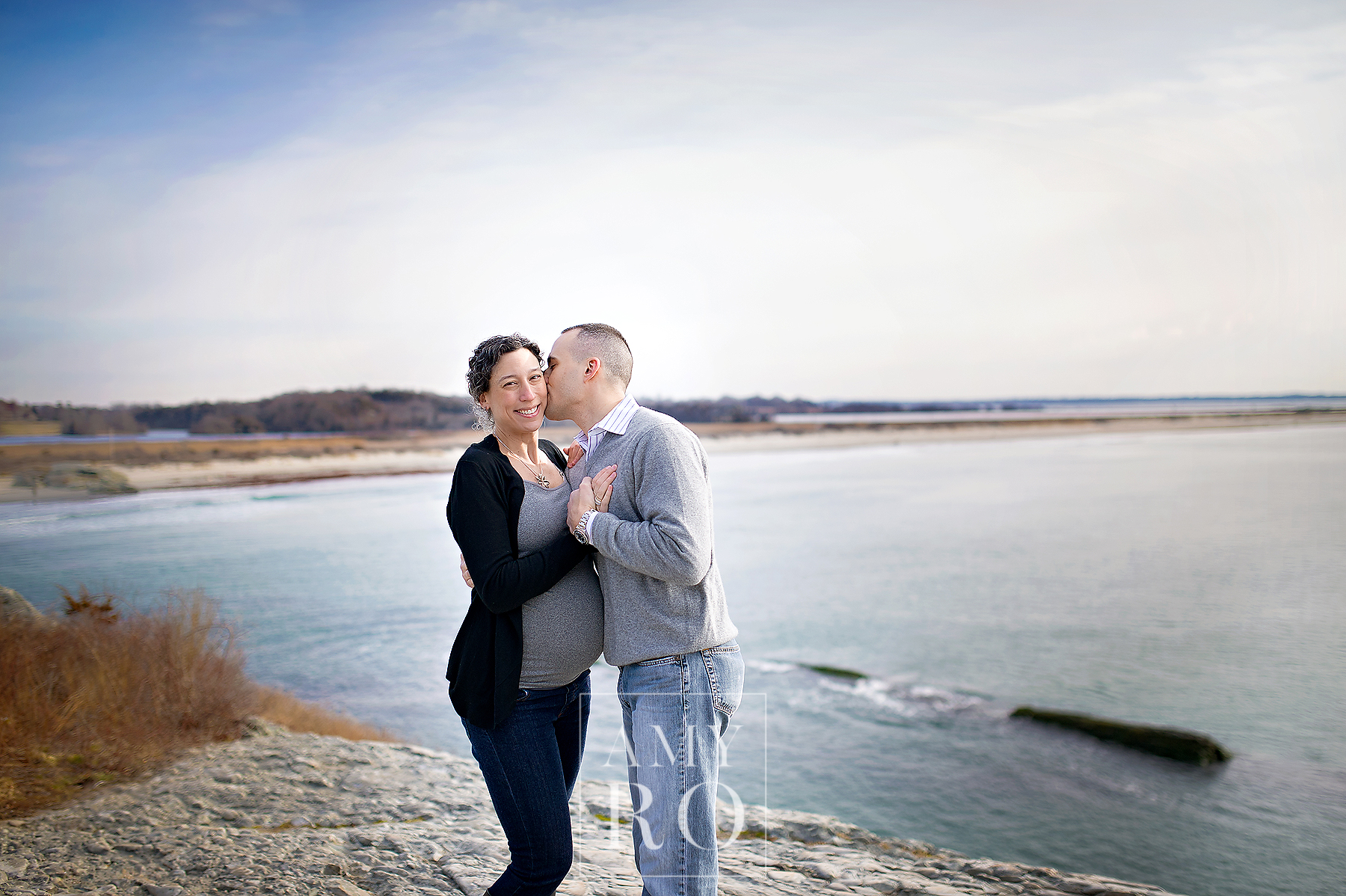 Maternity session with mom and dad overlooking Sachuest second beach in Newport 