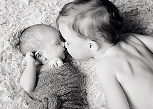 Newborn sibling pictures, black and white